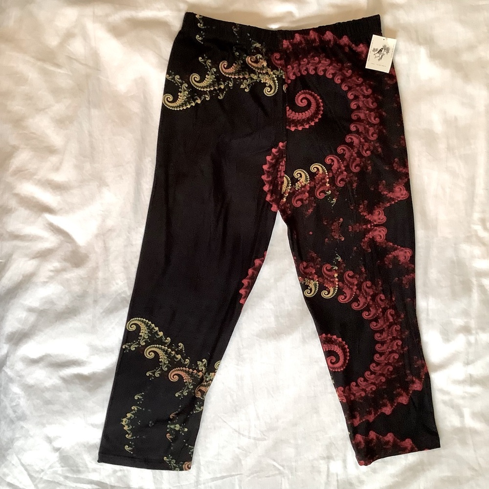 Brand New Black & Red Patterned Capri Leggings